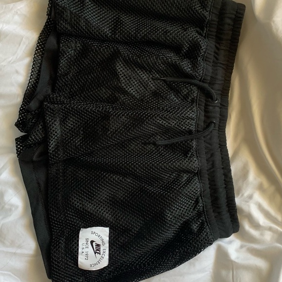 Nike Woman’s NSW Heritage Mesh Shorts - Picture 2 of 4